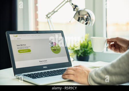 WROCLAW, Polen - 29. NOVEMBER 2018: Moderne Laptop auf dem Schreibtisch im Büro mit PayU Webseite auf dem Bildschirm. Fintech PayU ist ein Unternehmen, dass Pa bietet Stockfoto