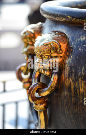Shinning chinesischen Messing Lion-Kopf groß - Schüssel, die in der Verbotenen Stadt in Peking, China Griff Stockfoto