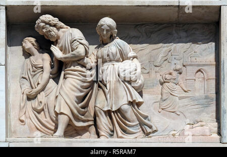 Lot und seine Töchter aus Sodom, Marmor Relief auf der Fassade der Mailänder Dom, Duomo di Santa Maria Nascente, Mailand, Lombardei, Italien fliehen Stockfoto