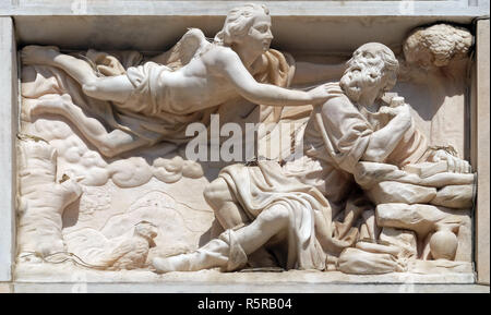 Elia in der Wüste, Marmor Relief auf der Fassade der Mailänder Dom, Duomo di Santa Maria Nascente, Mailand, Lombardei, Italien Stockfoto