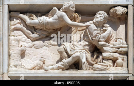 Elia in der Wüste, Marmor Relief auf der Fassade der Mailänder Dom, Duomo di Santa Maria Nascente, Mailand, Lombardei, Italien Stockfoto