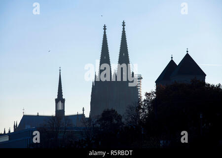 Die Kathedrale und der romanischen Kirche St. Kunibert, Köln, Deutschland. der Dom und die romanische Kirche St. Kunibert, Köln, Deutschland. Stockfoto