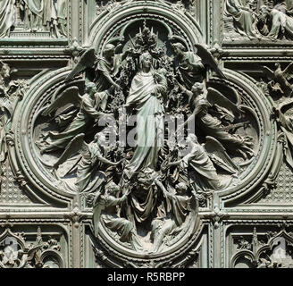 Himmelfahrt der Jungfrau Maria, Detail der wichtigsten bronze Tür der Mailänder Dom, Duomo di Santa Maria Nascente, Mailand, Lombardei, Italien Stockfoto