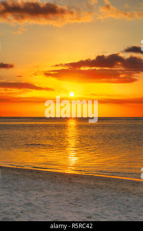 Flic en Flac Strand bei Sonnenuntergang. Stockfoto