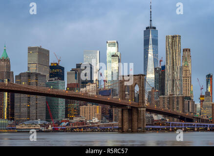 Skyline von New York und Brooklyn Bridge aus Brooklyn Seite erfasst am frühen Morgen in der ab Ende November 2018 Stockfoto