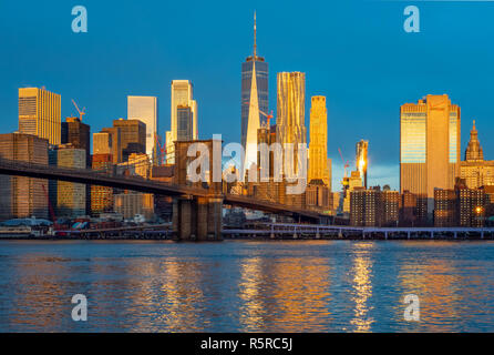 Skyline von New York und Brooklyn Bridge aus Brooklyn Seite erfasst am frühen Morgen in der ab Ende November 2018 Stockfoto