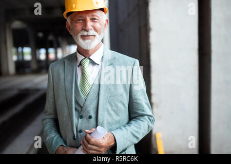 Lächelnd Bauleiter, Techniker, Unternehmer, Architekt auf der Baustelle Stockfoto