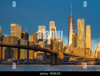 Skyline von New York und Brooklyn Bridge aus Brooklyn Seite erfasst am frühen Morgen in der ab Ende November 2018 Stockfoto