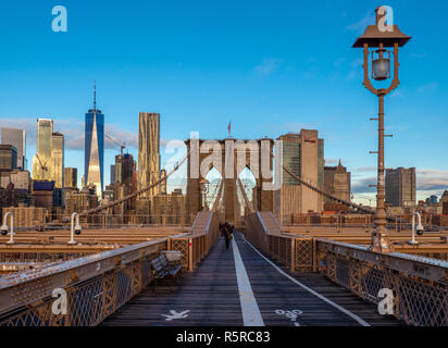 Skyline von New York und Brooklyn Bridge aus Brooklyn Seite erfasst am frühen Morgen in der ab Ende November 2018 Stockfoto