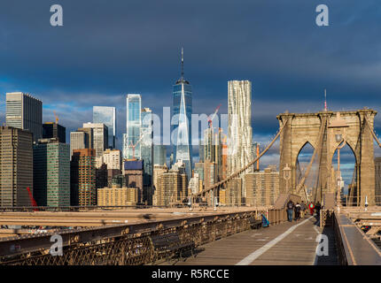 Skyline von New York und Brooklyn Bridge aus Brooklyn Seite erfasst am frühen Morgen in der ab Ende November 2018 Stockfoto