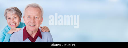 Älteres Paar genießen Huckepack Fahrt Stockfoto