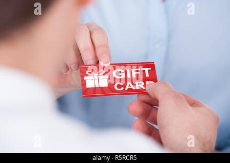 Geschäftsleute, die den Austausch von Visitenkarten Stockfoto
