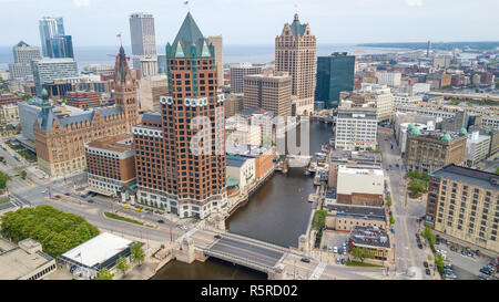 Milwaukee Riverwalk, die Skyline der Innenstadt von Milwaukee, WI, USA Stockfoto