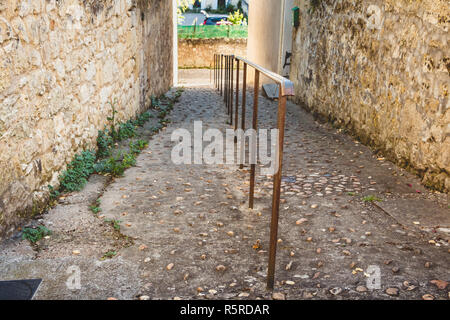 Straße Atmosphäre in einer Gasse von Saint-Emilion Stockfoto