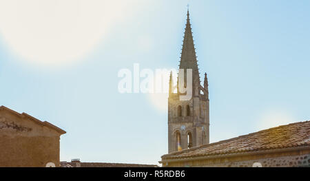 Kirchturm der kleinen französischen Stadt Saint Emilion. Stockfoto