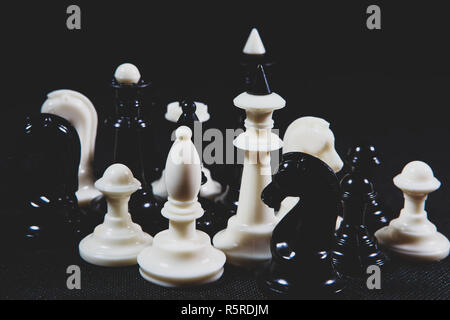 Schachfiguren auf dem Tisch Stockfoto