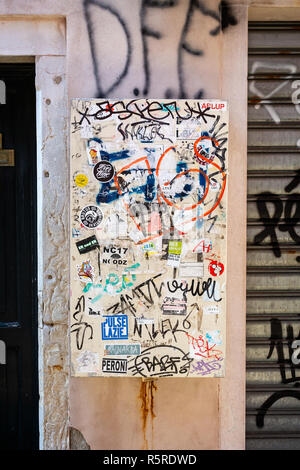 Schilder und Graffiti auf der Wand in Venedig, Italien Stockfoto