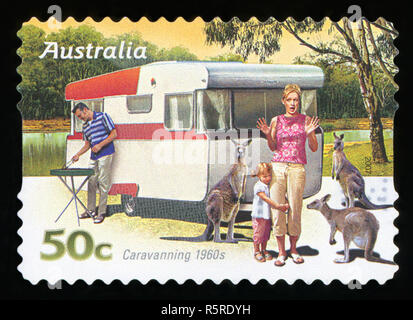 Australien - CIRCA 2007: Eine Briefmarke gedruckt in Australien zeigt Familie genießen einen Wohnwagen, Caravaning heute circa 2007 Stockfoto