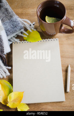 Eine Tasse Tee und leeren Notebook für Skizze. Stockfoto