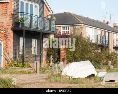 Außerhalb des Hauses am Meer Balkon und einem überdachten Boot Stockfoto