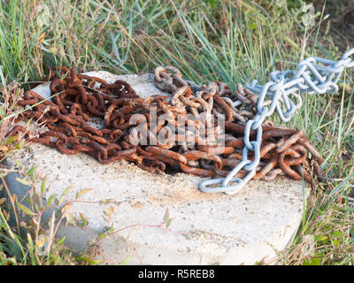 Ein rostiges Metall Kette auf den Boden außerhalb Stockfoto