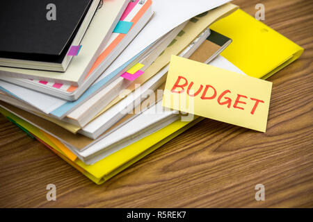 Budget der Stapel der geschäftlichen Dokumente auf dem Schreibtisch Stockfoto
