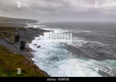 Blick auf die Küste entlang der Küste Illaunonearaun, County Clare, Irland, Europa. Stockfoto