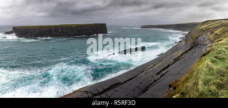 Blick auf die Küste entlang der Küste Illaunonearaun, County Clare, Irland, Europa. Stockfoto