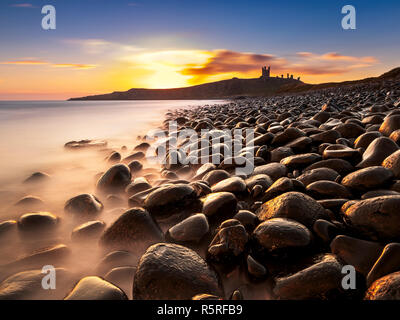 Dunstanburgh Castle, Embleton Strand, Northumberland. UK. GB. Europa. Stockfoto