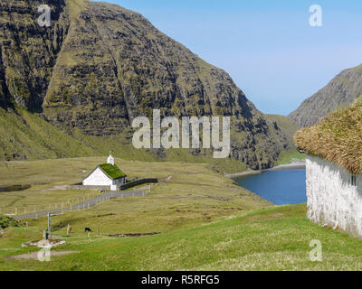 Weiße Kirche von Saksun auf dem Meer in der Nähe der nördlichen Ende der Hauptinsel der Färöer Inseln Stockfoto