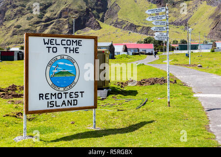 Willkommen in der Abgelegensten Insel touristische Wegweiser und Distanz fingerposts, Stadtzentrum von Edinburgh der Sieben Meere, Tristan da Cunha Stockfoto