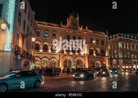 Außenansicht des historischen Bahnhof Rossio in der Nacht, Lissabon, Portugal Stockfoto