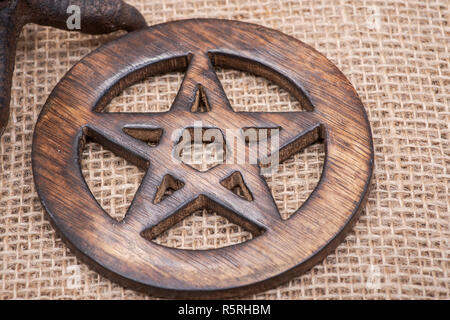 Holz- umkreist Pentagramm Symbol auf sackleinen Hintergrund.. Fünf Elemente: Erde, Wasser, Luft, Feuer, Geist. Stockfoto