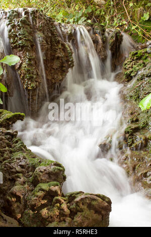 Stream fließend Wasser in kleinen Wasserfall Stockfoto