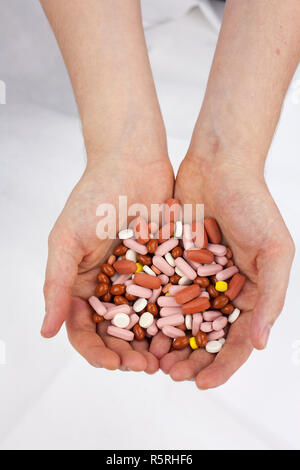 Kaukasische Mann mit Pillen, Drogen in seinen Händen Stockfoto