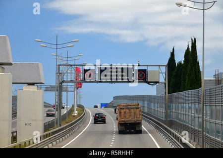 Sochi, Russland - 2. Juni 2018. Drehzahlregelung durchgeführt wird - Information Board auf der A-147 Autobahn Stockfoto