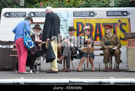 Die Menschen in den 1940er Jahren ein Wochenende auf West Somerset Railway, Watchet, Großbritannien Stockfoto