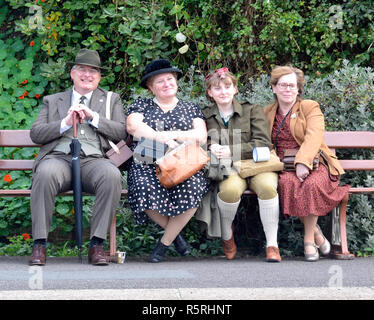 Die Menschen in den 1940er Jahren ein Wochenende auf West Somerset Railway, Watchet, Großbritannien Stockfoto