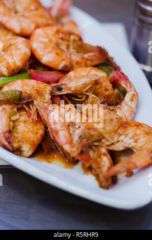 Gegrillte Garnelen oder Shrimps auf Platte auf dunklen Tabelle Stockfoto