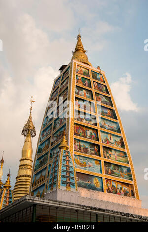 Vertikale Bild von erstaunlichen Turm innen Shwedagon Pagode, inYangon entfernt, Myanmar Stockfoto