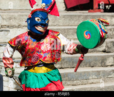 Weibliche Ghing mit Schlagzeug Durchführung der Ghing-Pa maskierter Tanz an Mani Rimdu Festival, Tengboche Kloster, Nepal Stockfoto