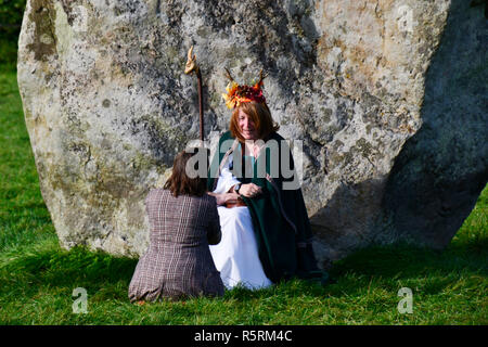 Druid tut einen Segen in Avebury Henge, Wiltshire, Großbritannien. Transgender. Stockfoto