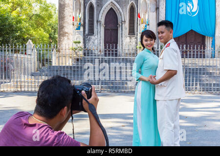Hanoi, Vietnam - ca. Oktober 2015: Fotograf Fotos nimmt nach der Hochzeit in der Stadt Hanoi, Vietnam Stockfoto
