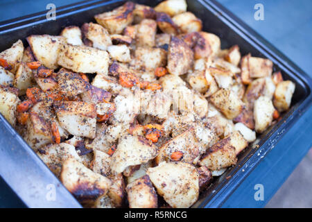 Mittagessen gebratene Kartoffeln mit Karotten und Gewürze. Stockfoto