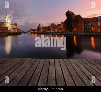 Hintergrund mit Holzböden und Danzig Stadtbild, nach Sonnenuntergang. Polen, Europa. Stockfoto