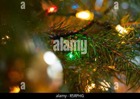 Makro Foto der Weihnachtsbeleuchtung und Urlaub Ornamente Erstellen eines abstrakten auf eine Douglas Tanne. Stockfoto