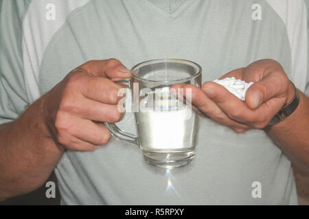 Pillen und Wasser in Händen. Selbstmord Konzept Stockfoto