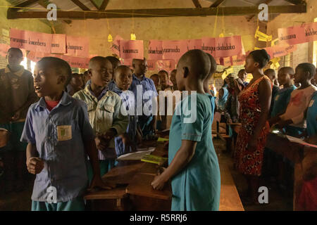 Lehrer und Schüler in der Grundschule, Bigodi, Western Uganda, Afrika Stockfoto