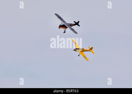 1931 Desoutter fliegen Flügel an Flügel mit einer 1949 DHC Chipmunk T.22 an die 2018 Race Day Airshow an Shuttleworth Stockfoto