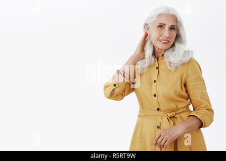 Taille Schuss Zuversichtlich Feminine Und Elegante Alte Frau Mit Weissen Haaren In Stilvollen Gelb Trenchcoat Beruhren Haarschnitt Und Erfreut Und Romantischen Blick Auf Kamera Gefuhl Selbst In Eigenen Schonheit Versichert Stockfotografie Alamy